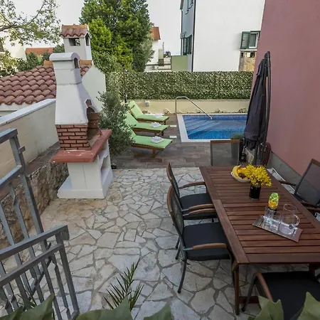 Magnificent Tango With 8 Bedrooms *