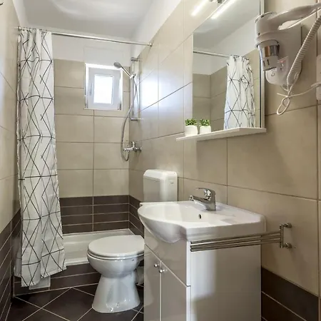Magnificent Tango With 8 Bedrooms *