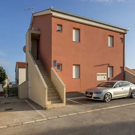 Magnificent Tango With 8 Bedrooms *