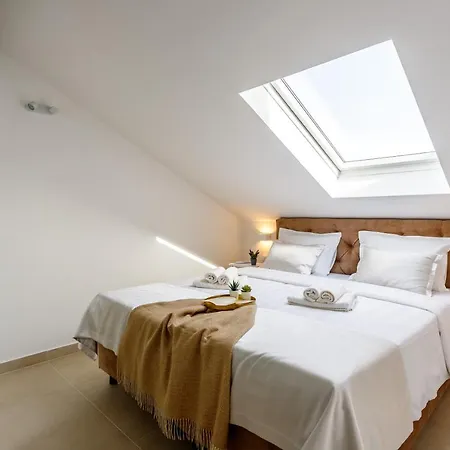 Magnificent Tango With 8 Bedrooms *
