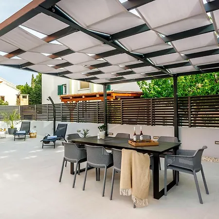 Magnificent Tango With 8 Bedrooms *