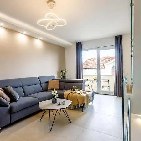 Magnificent Tango With 8 Bedrooms *